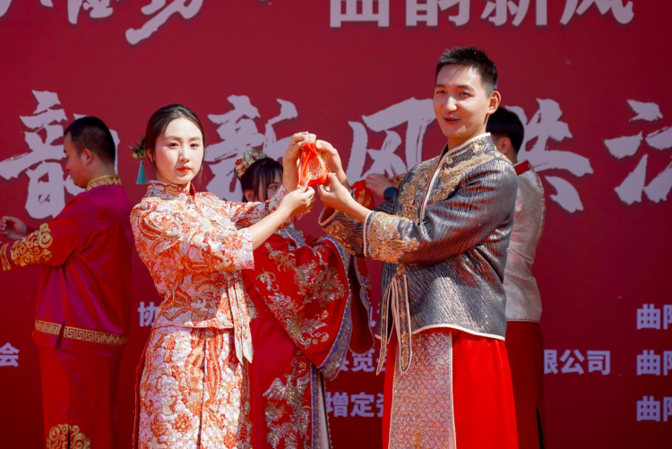 河北曲陽：集體婚禮弘揚婚育新風_fororder_圖片2