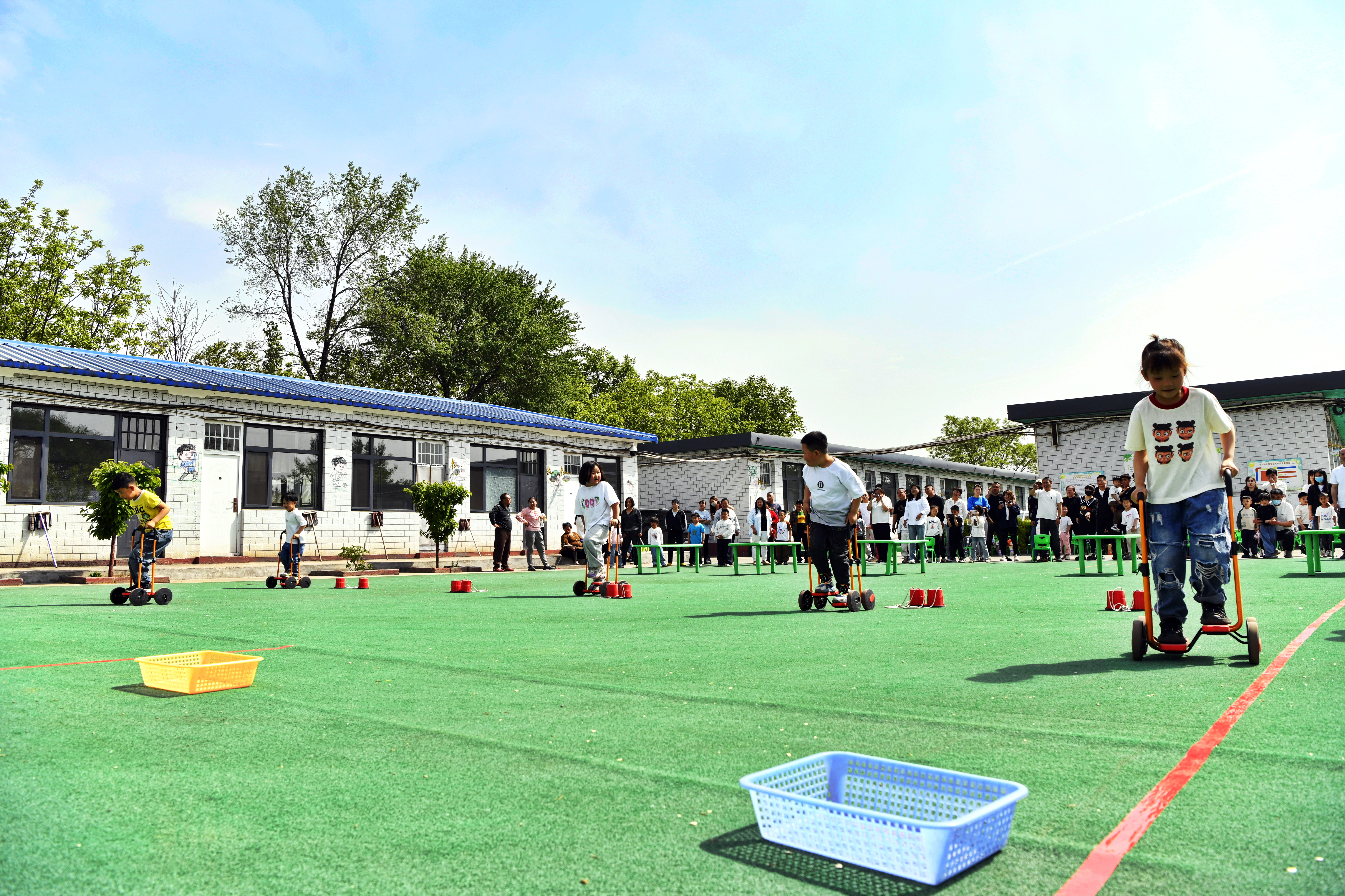河北遷安：親子趣味運動會樂翻天_fororder_大班遊戲《拆彈專家》項目。梁玉水攝.JPG