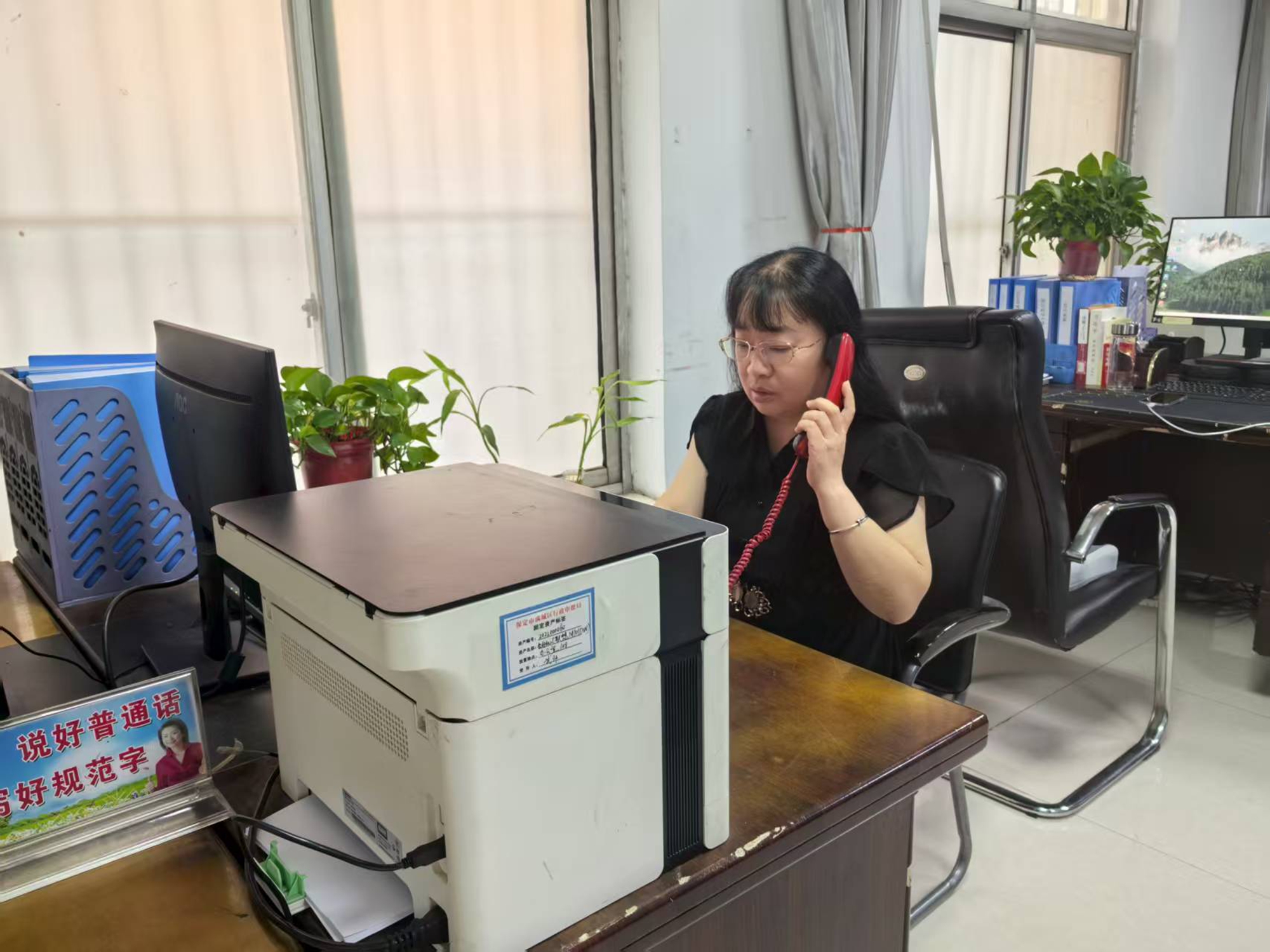 圖片默認標題_fororder_滿城區行政審批局工作人員進行政務服務 攝影 耿倩倩