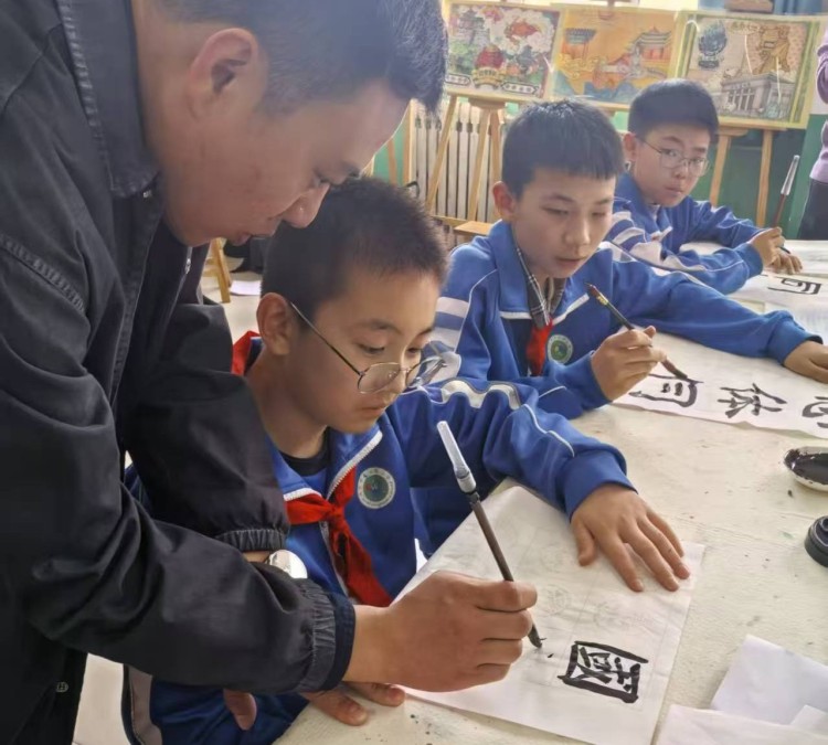 河北泊頭舉行 “翰墨書國安 童心護山河”主題活動_fororder_練習書法1