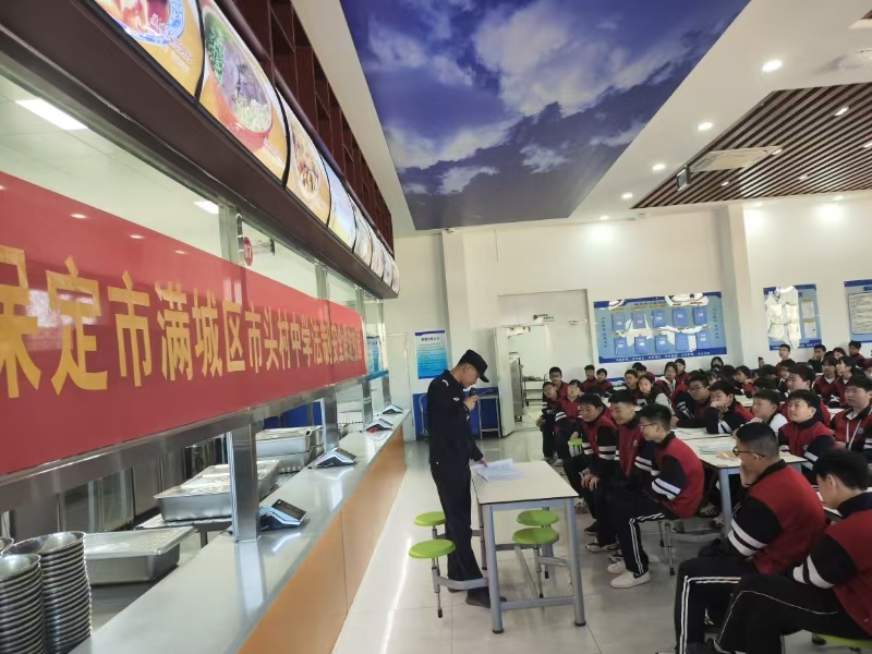 保定市滿城區：法制宣傳進校園  安全意識記心間_fororder_民警講解法律條文 攝影 王海濤