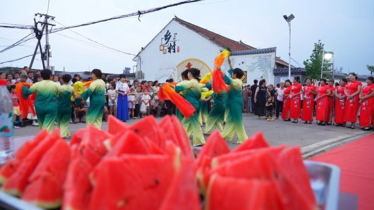 河北遷安:“硒” 望田園 “瓜”分甜蜜_fororder_村民在西瓜節上進行彩綢舞表演。郭強 攝.JPG