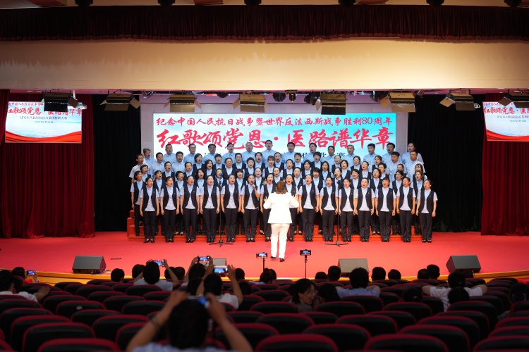 河北遷安：醫護人員唱響愛國最強音_fororder_圖為遷安市人民醫院醫療集團醫護人員正在演唱《祖國不會忘記》。張澤慧攝.JPG