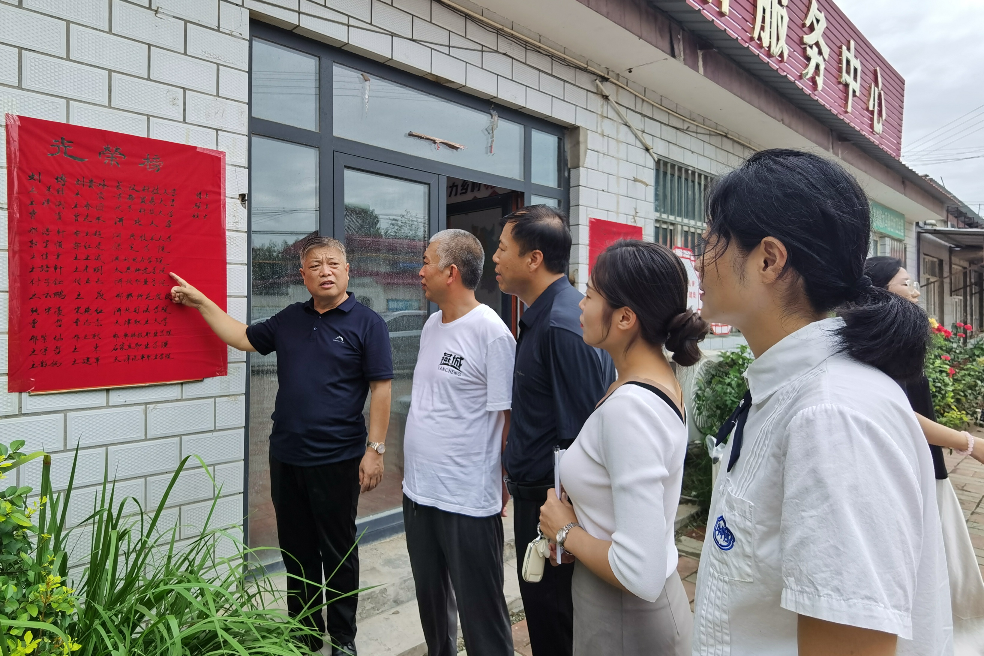 保定徐水：“大學生村”新風尚 崇文重教美名揚_fororder_村民們觀看新晉大學生光榮榜。劉柯旋攝