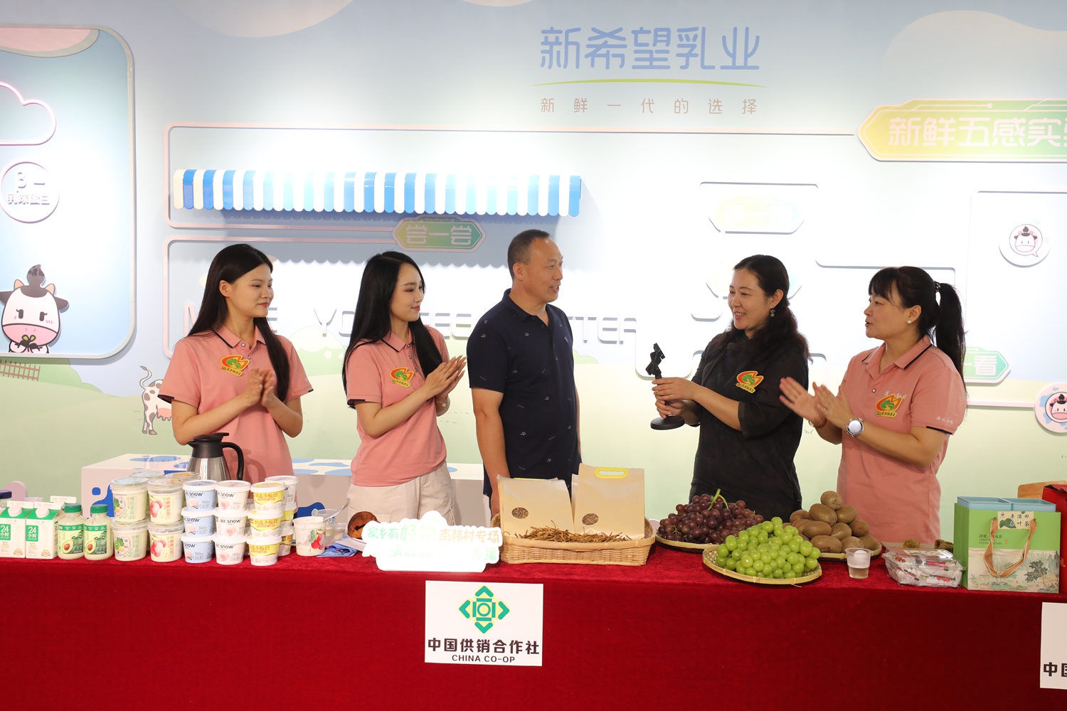 圖片默認標題_fororder_滿城融媒團隊走進新希望乳業 攝影 田素然