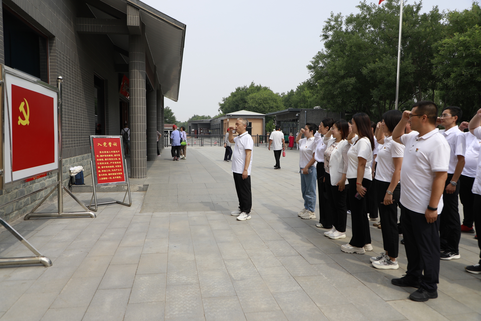 圖片默認標題_fororder_重溫入黨誓詞 攝影 顏麗媛