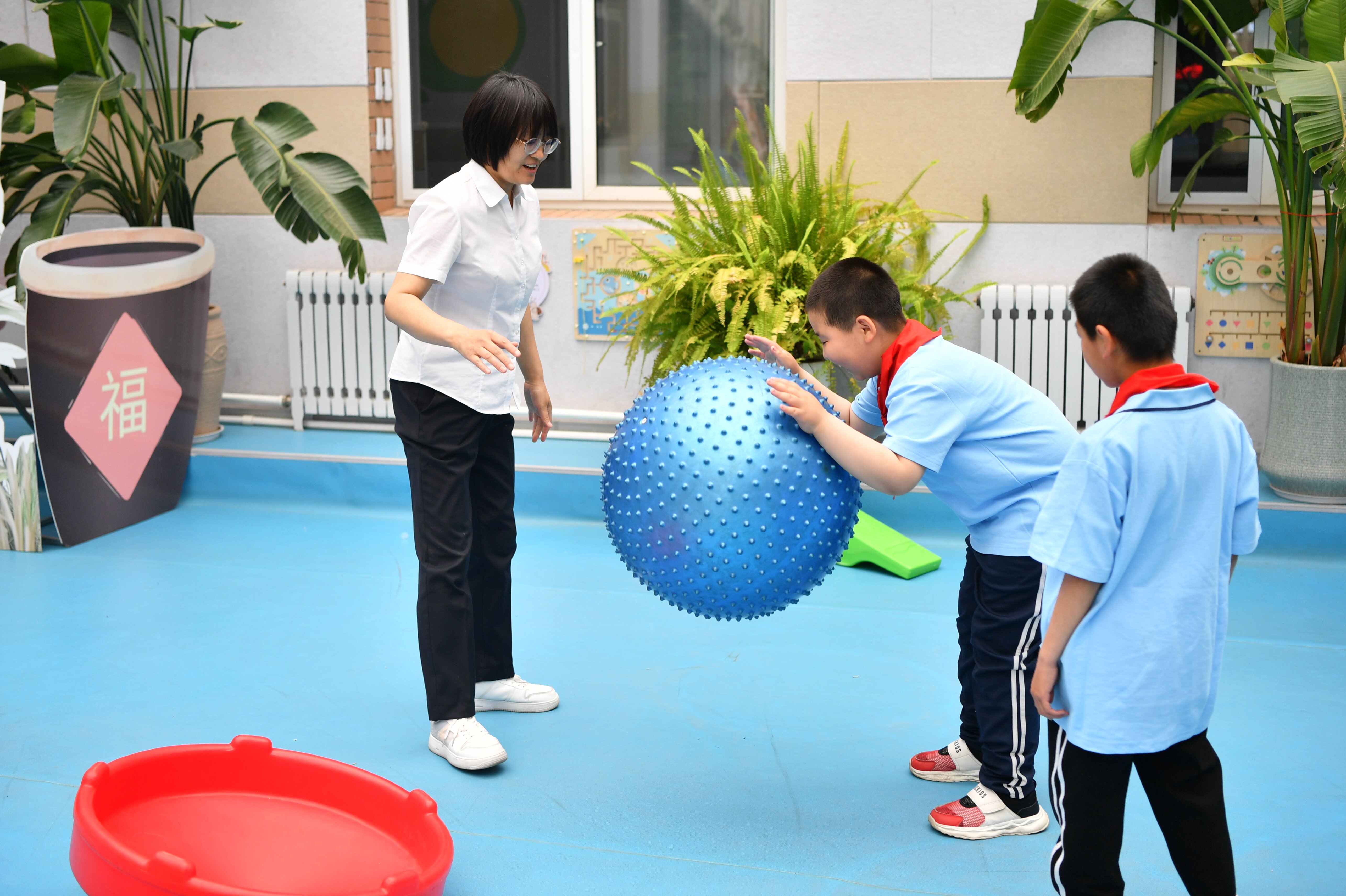 河北遷安：情係殘障兒童 暖心捐贈傳溫情_fororder_5月22日，在遷安市特殊教育學校，老師帶領孩子們進行趣味運動康復訓練。張澤慧攝.JPG