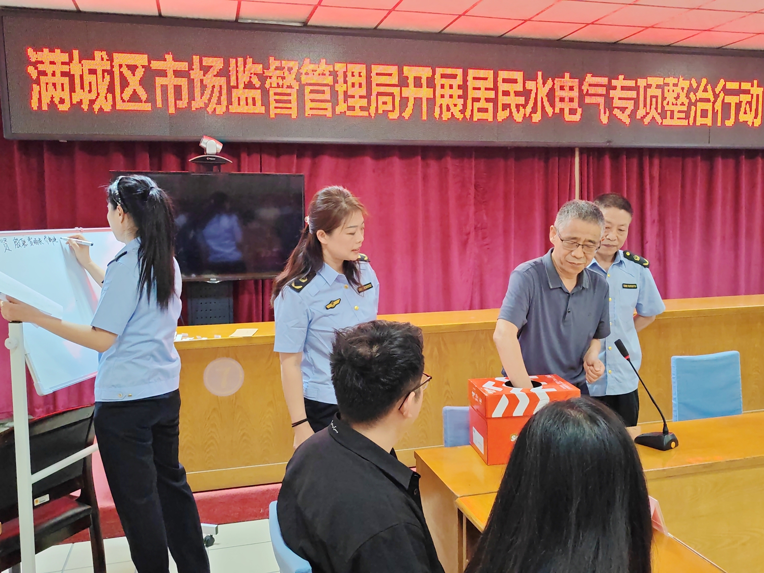 保定市滿城區開展居民水電氣專項整治“你抽我檢”行動_fororder_抽籤現場 攝影 劉鑫宇