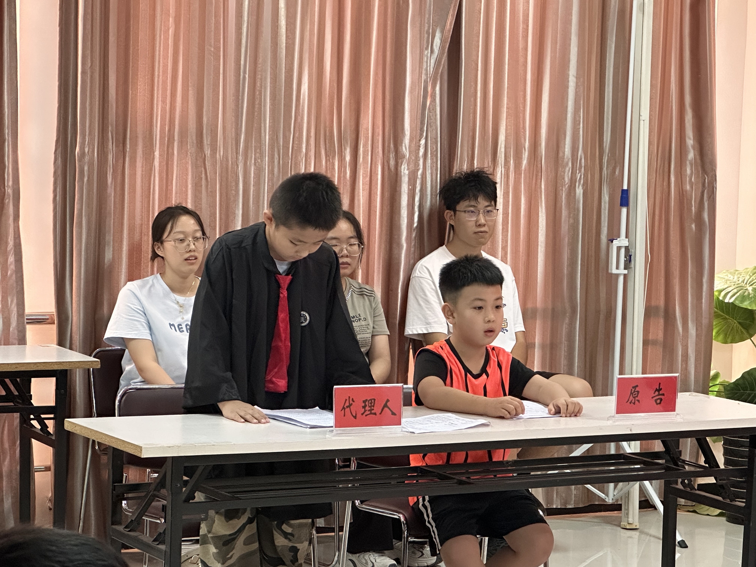 保定市滿城區：童心“斷案”學法律 法治護航助成長_fororder_滿城區司法局組織開展未成年人模擬法庭活動 攝影 李夢瑤