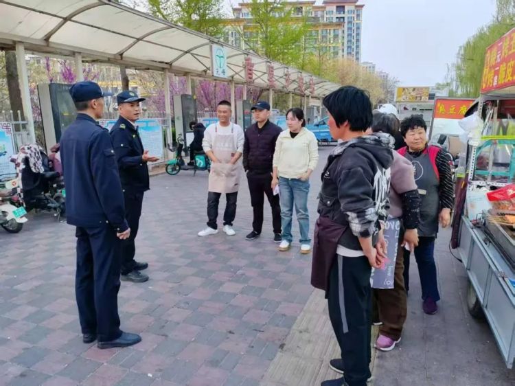 河北遵化：便民“微”市場為城市管理添“溫度”_fororder_遵化市城管局執法隊員與攤主交流意見。中共遵化市委宣傳部供圖
