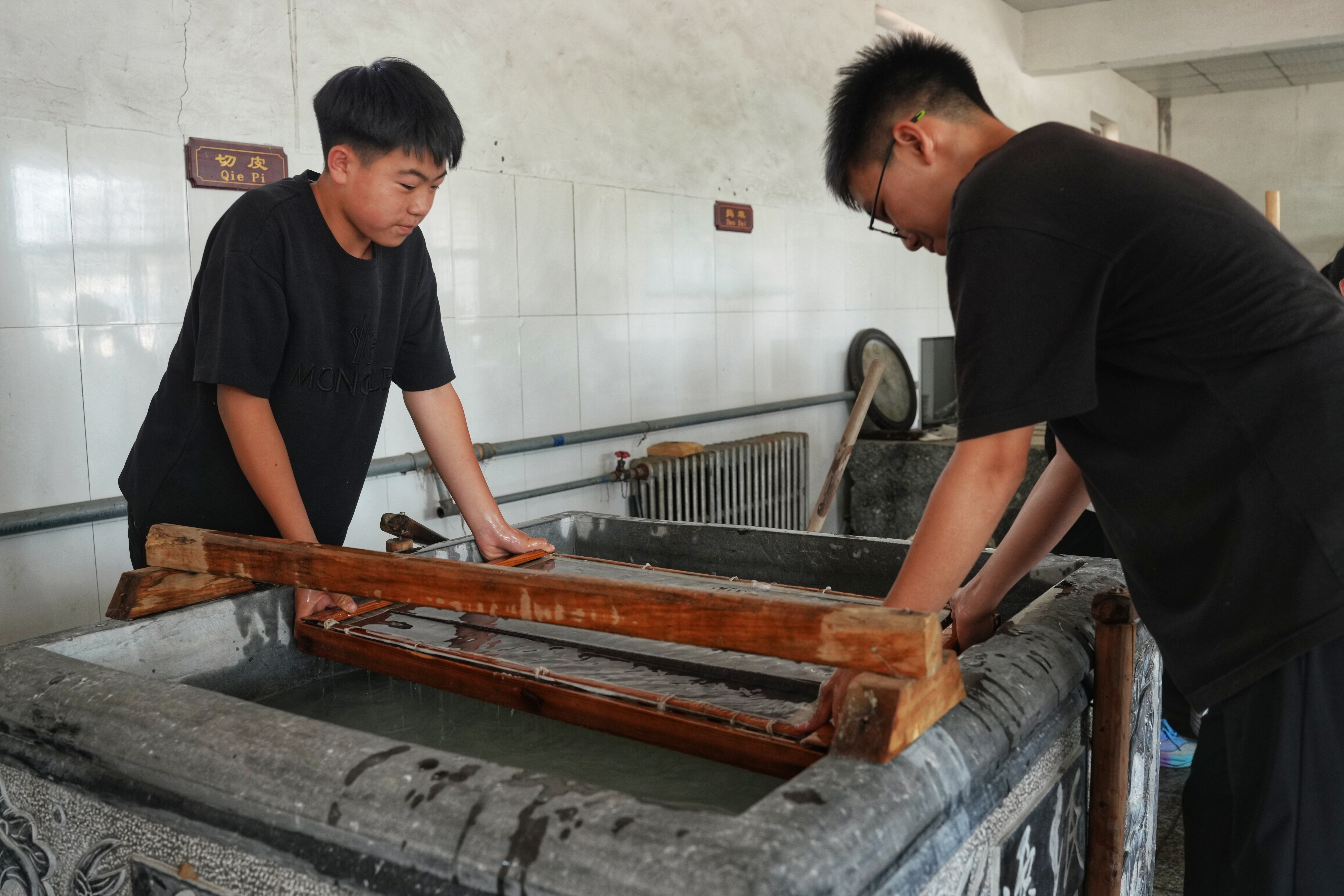 河北遷安：童心探非遺 遷紙傳薪火_fororder_近日，遷安市閻家店鎮完全小學學生正在體驗手工造紙抄紙工序。張澤慧攝