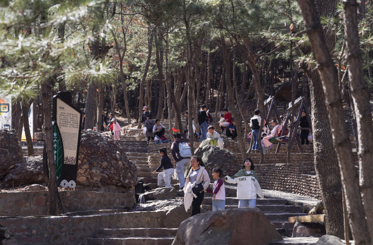 河北遷安：國家地質公園山葉口景區開園 創建全國鄉村旅遊重點鎮征程開啟_fororder_國家地質公園山葉口景區開園首日遊人如織.JPG
