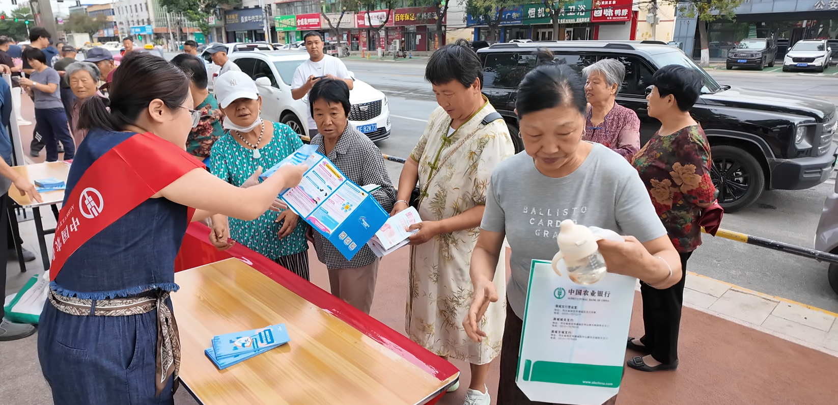 保定市滿城區開展2025年網絡安全宣傳周集中宣傳活動_fororder_發放宣傳資料 攝影 田嘉成