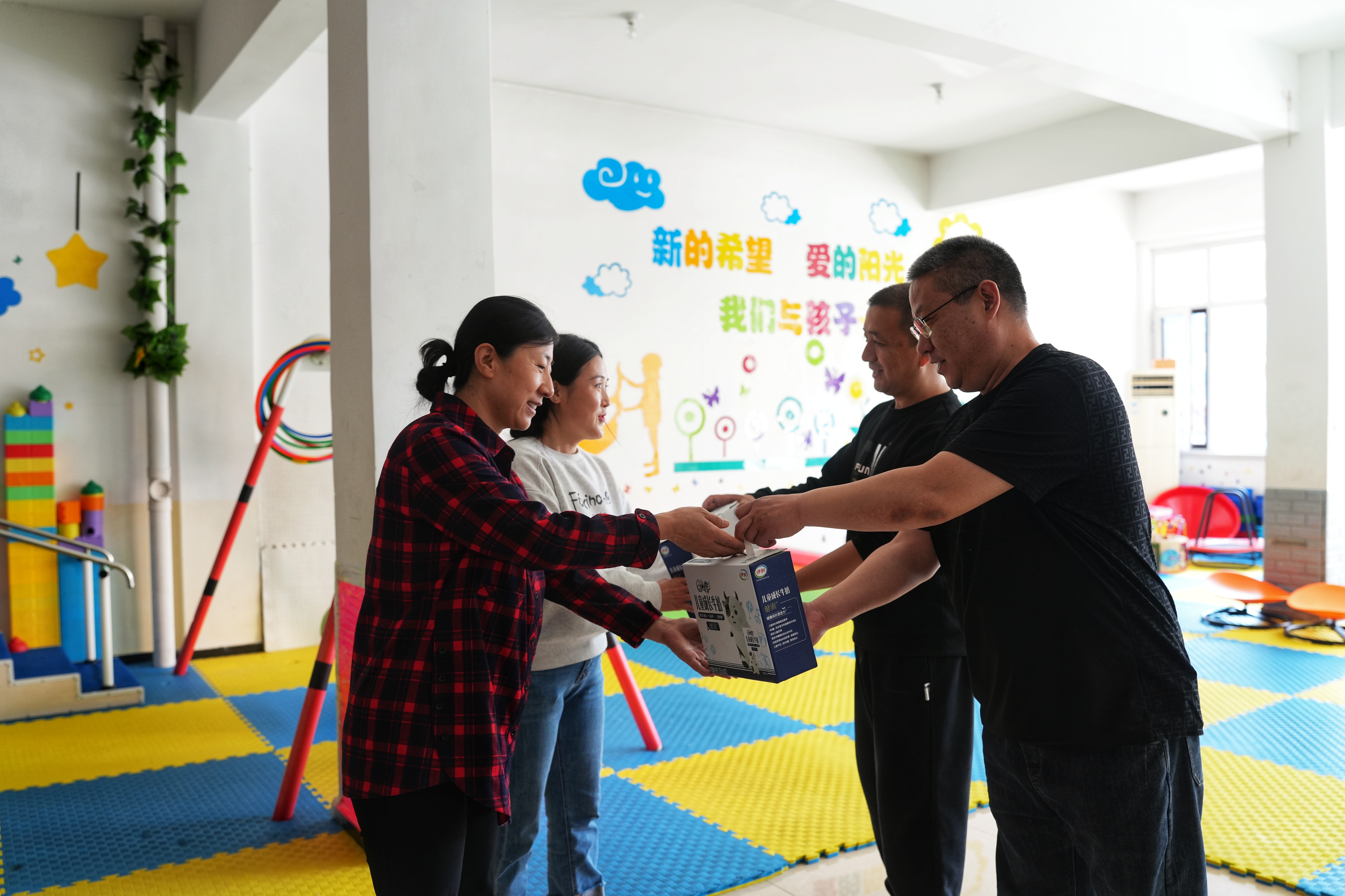 河北遷安：全國助殘日 愛心暖人間_fororder_5月15日，遷安市殘聯工作人員為天雲殘障人士康復中心送去牛奶等生活物資。張澤慧攝