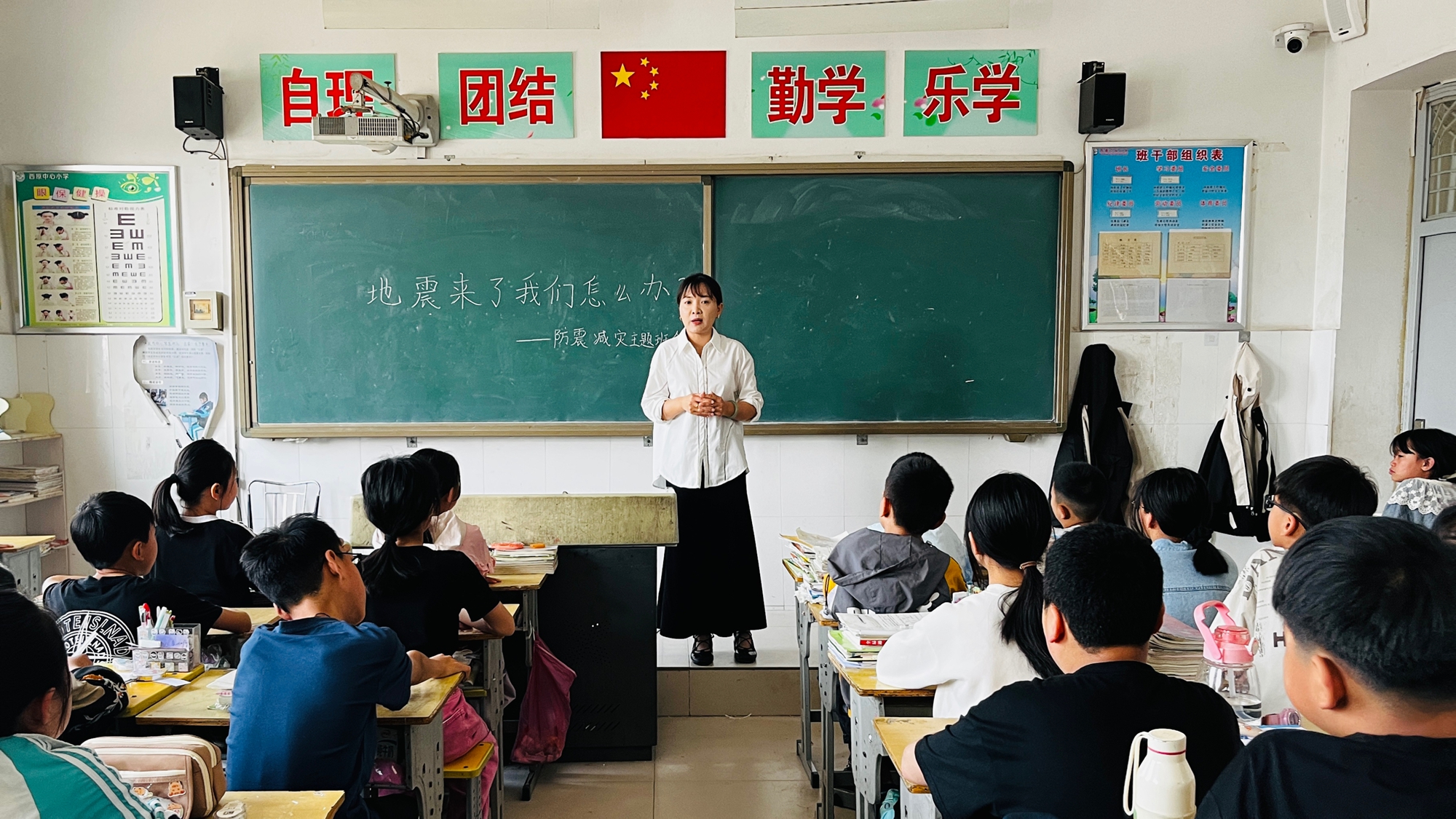 保定市滿城區：開展防震減災應急演練 築牢安全防線_fororder_班主任通過主題班會講解“躲、逃、防”避震知識 攝影 譚思思