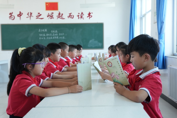 河北遷安：傳承國學經典 培育儒雅少年_fororder_圖為遷安市彭店子鎮霍莊小學學生在閱讀課上閱讀國學經典。張澤慧攝.JPG