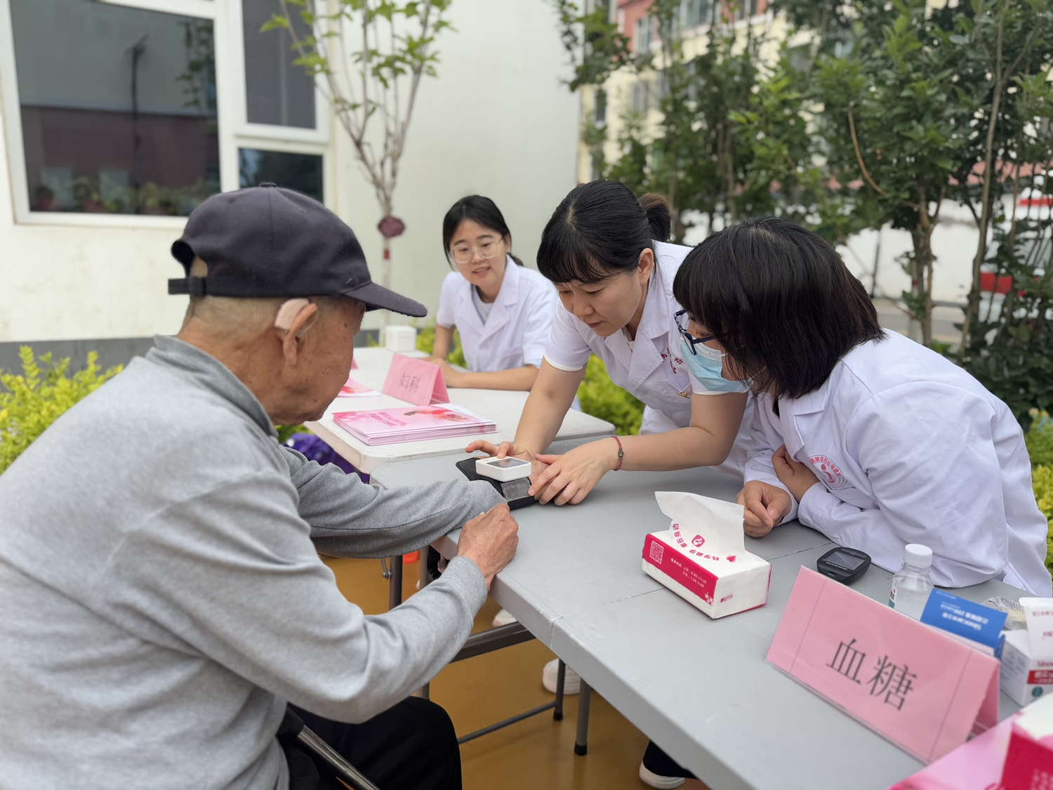 保定市滿城區：黨旗引領惠民生 健康同行促發展_fororder_義診現場為群眾監測血糖 攝影 趙凡舒