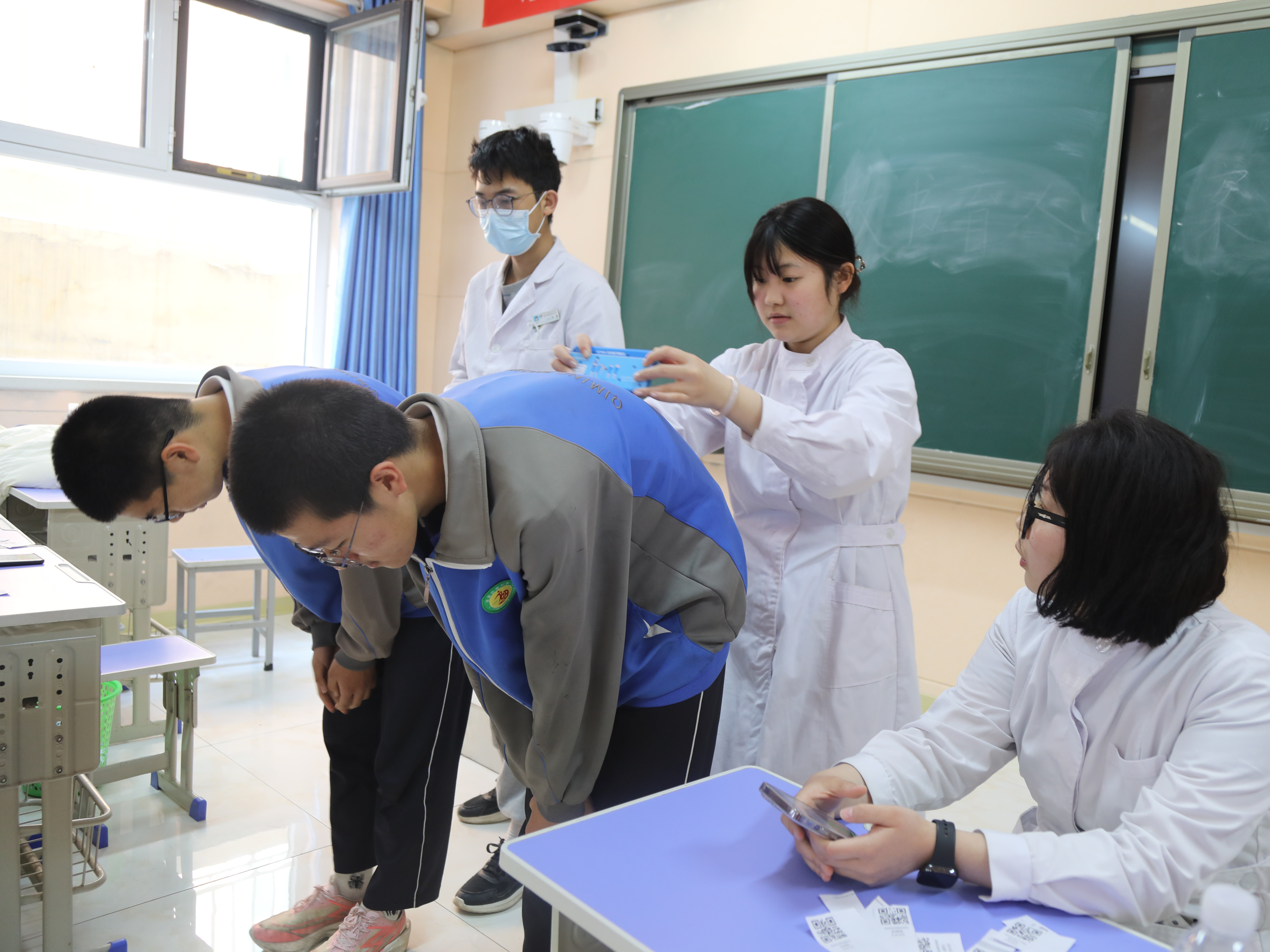 河北唐縣：數字化脊柱篩查護航學生成長_fororder_醫護人員正在為學生們檢查