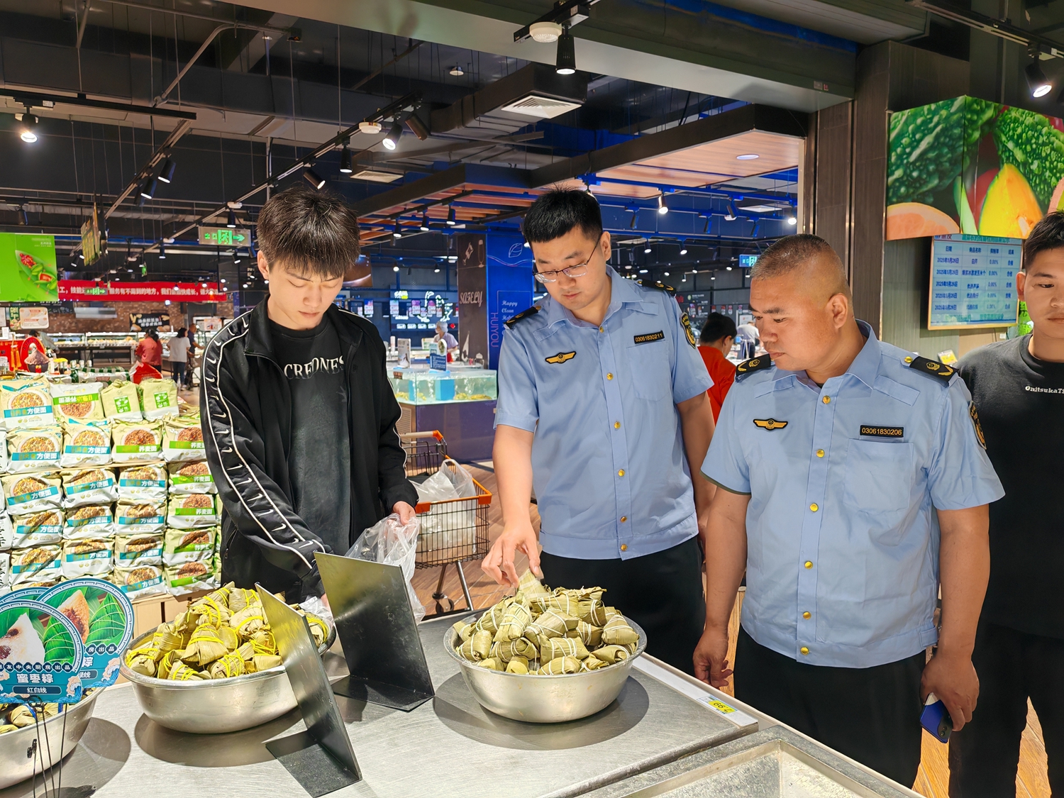 保定市滿城區開展端午節前食品安全專項檢查_fororder_執法人員陪同第三方檢測機構人員取樣 攝影 劉鑫宇