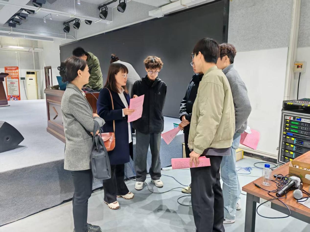 保定市蓮池區：校企對接促就業_fororder_圖片三：工作人員在河北工藝美術學院為有意願創業的高校畢業生解答相關創業政策。（齊旭東攝）