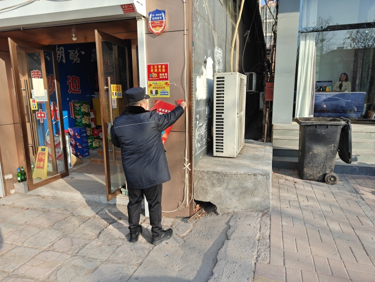 遵化市城管局：精細化整治城市環境刷新市容“顏值”_fororder_工作人員正在清理小廣告，遵化市城管局供圖