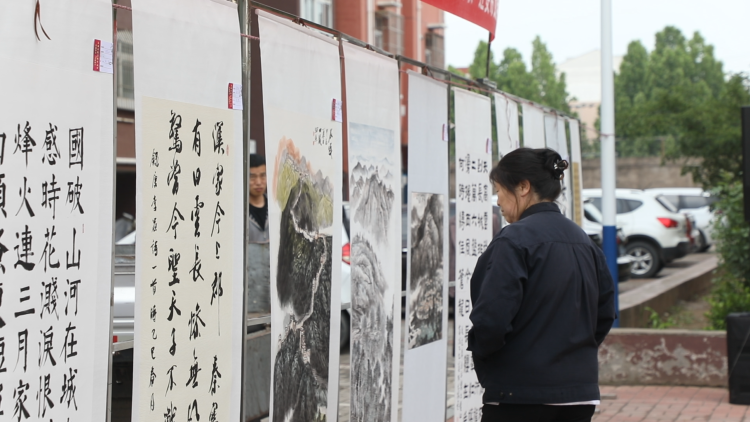河北遷安：文藝志願服務進社區暖民心_fororder_5月23日，遷安市常青社區居民正在參觀“長城文化主題書畫巡展”。王志斌攝