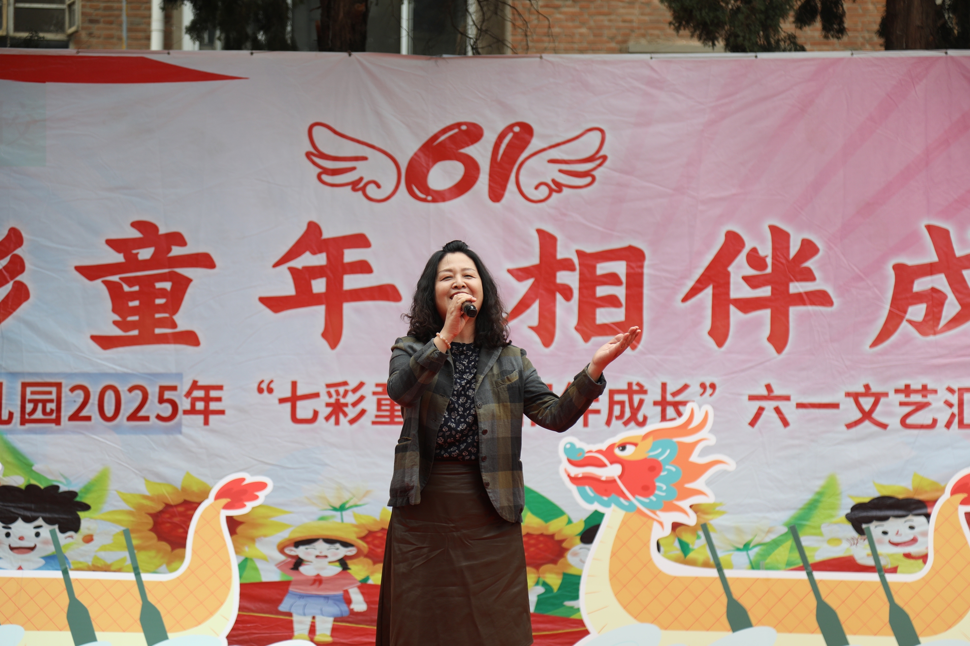 保定市滿城區：七彩童年 相伴成長_fororder_張愛平老師帶來的《唱支山歌給黨聽》 攝影 張麗娟