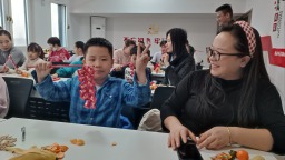 遵化市華明路街道：情暖社區迎元旦 鄰裡同心譜新篇