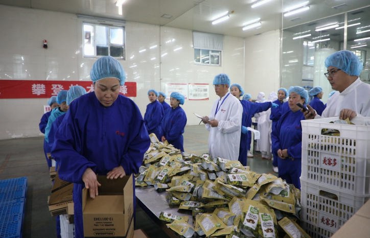 圖片默認標題_fororder_參賽職工正在進行産品裝箱競賽。融媒體中心供圖