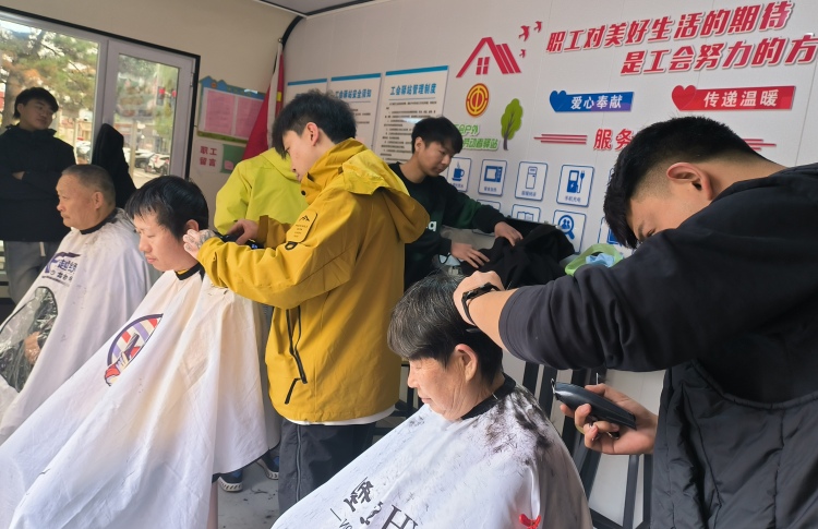 河北淶源：開展關愛戶外勞動者義剪活動_fororder_1