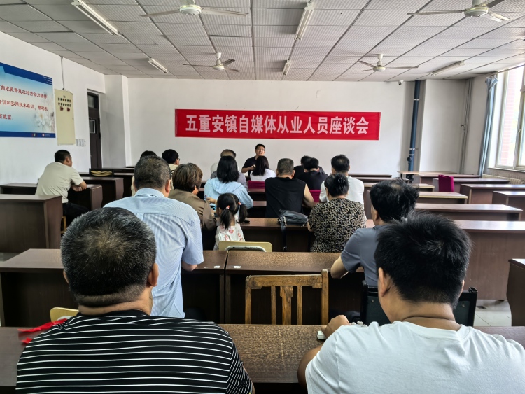 遷安市五重安鎮激活自媒體賦能鄉村振興新動能_fororder_座談會現場討論氣氛熱烈，自媒體達人暢所欲言。