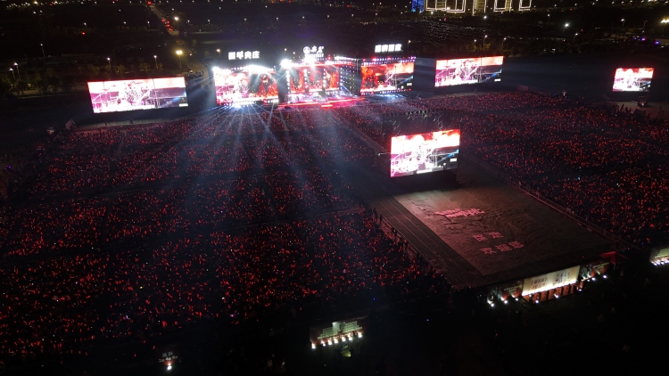 保定市蓮池區：群星演唱會激情上演_fororder_圖片一：10月18日，群星演唱會在深圳園燃情開唱。（劉宗澤攝）