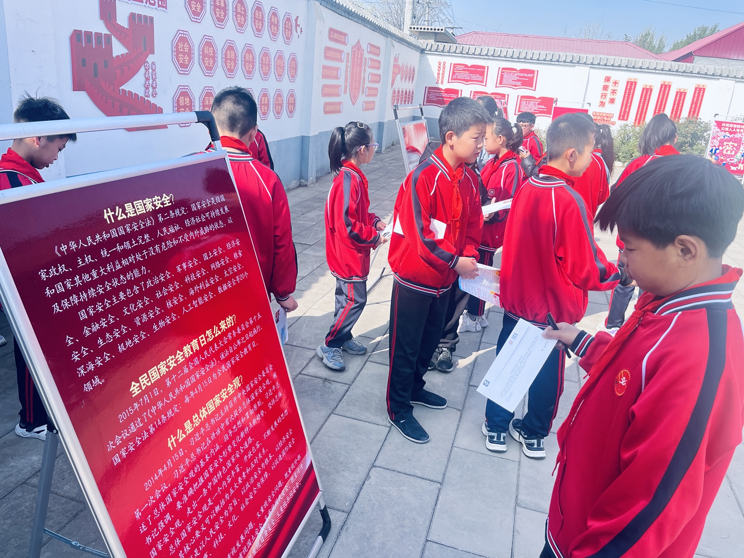 保定市滿城區：青春護航國家安全 知識築牢全民防線_fororder_學生現場閱讀展板宣傳內容 攝影 劉東嶽