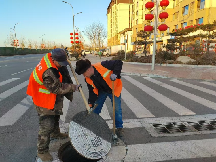 遵化市城管局：精細化整治城市環境刷新市容“顏值”_fororder_工作人員正在檢查污水井。遵化市城管局供圖