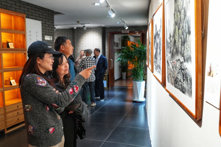 河北省遷安市“紙映長城韻 墨染遷安情”—“遷紙畫遷安”水墨長城鄉韻主題展開幕_fororder_5月9日，市民正在欣賞參展畫作。張澤慧攝。（2）