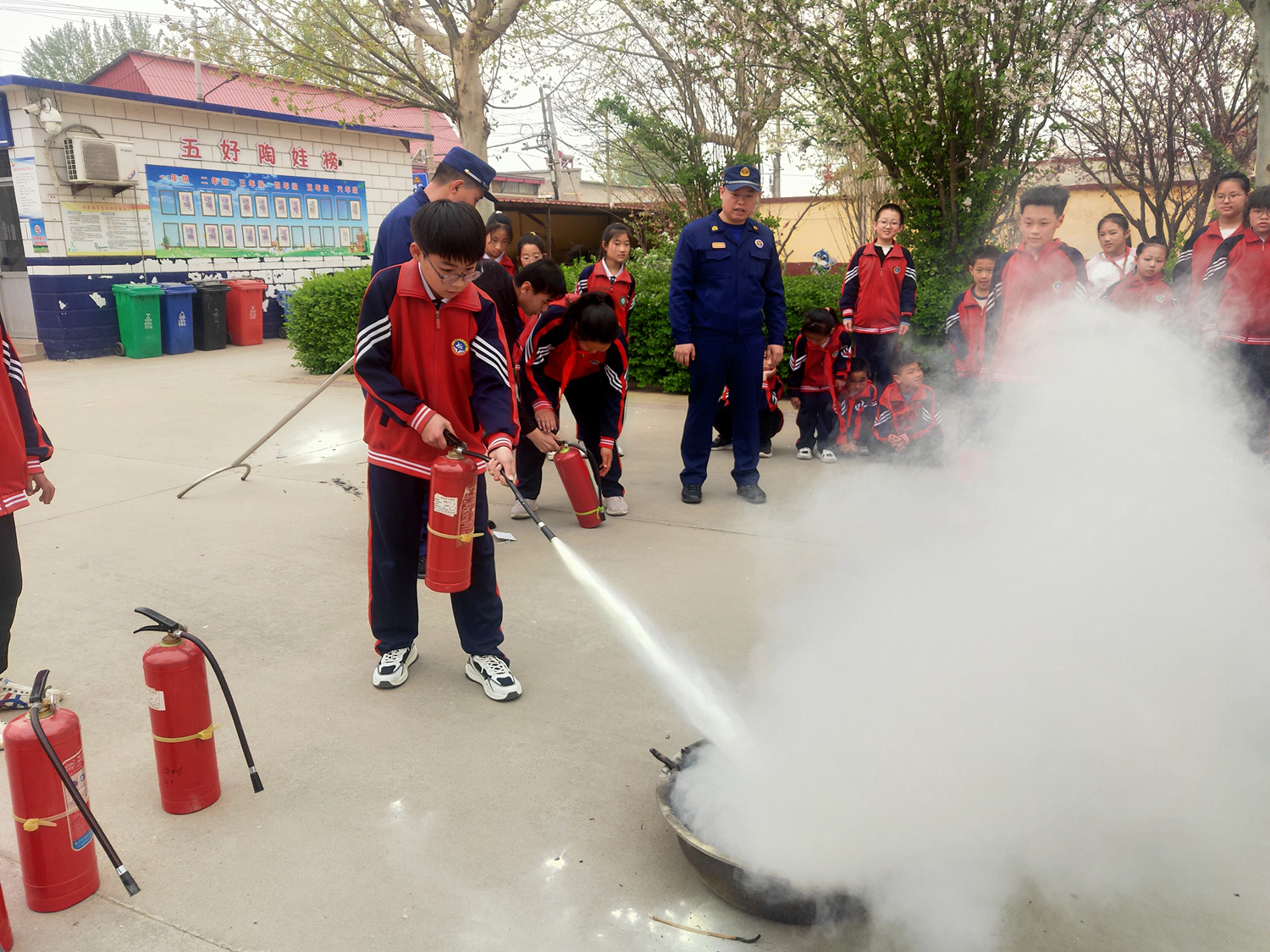 保定市滿城區：消防進校園，共築“防火牆”_fororder_學生嘗試使用滅火器 攝影 楊建朋