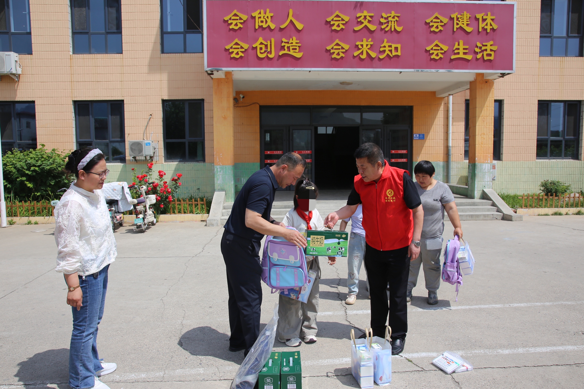 保定市滿城區：凝聚社會合力 共築助殘暖陽_fororder_滿城區殘聯走訪慰問隨班就讀殘疾兒童 攝影 張辰澤