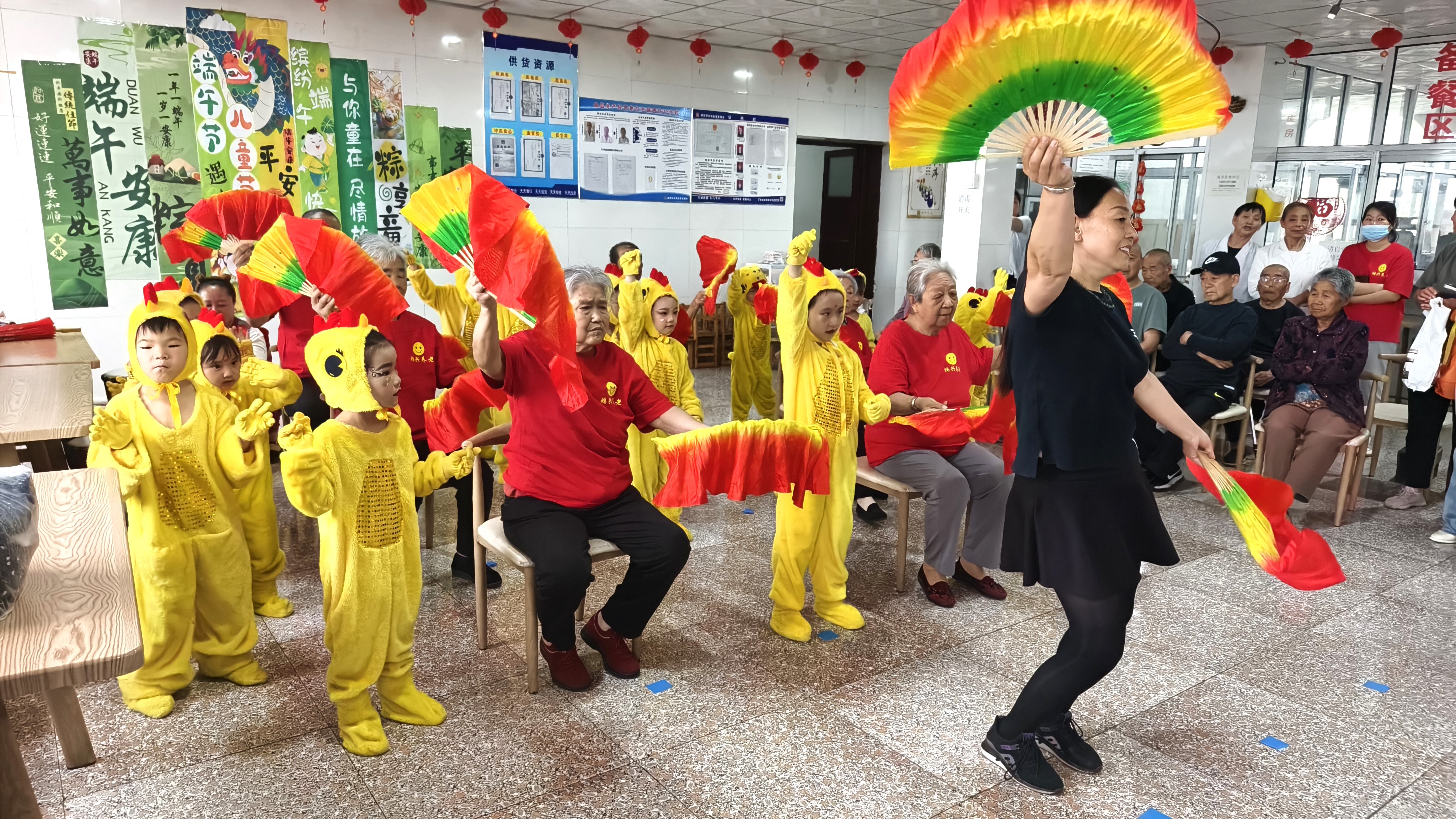 保定市滿城區：童手牽白髮 共話同心圓_fororder_小朋友們和老人們一同表演 攝影 劉俊敏