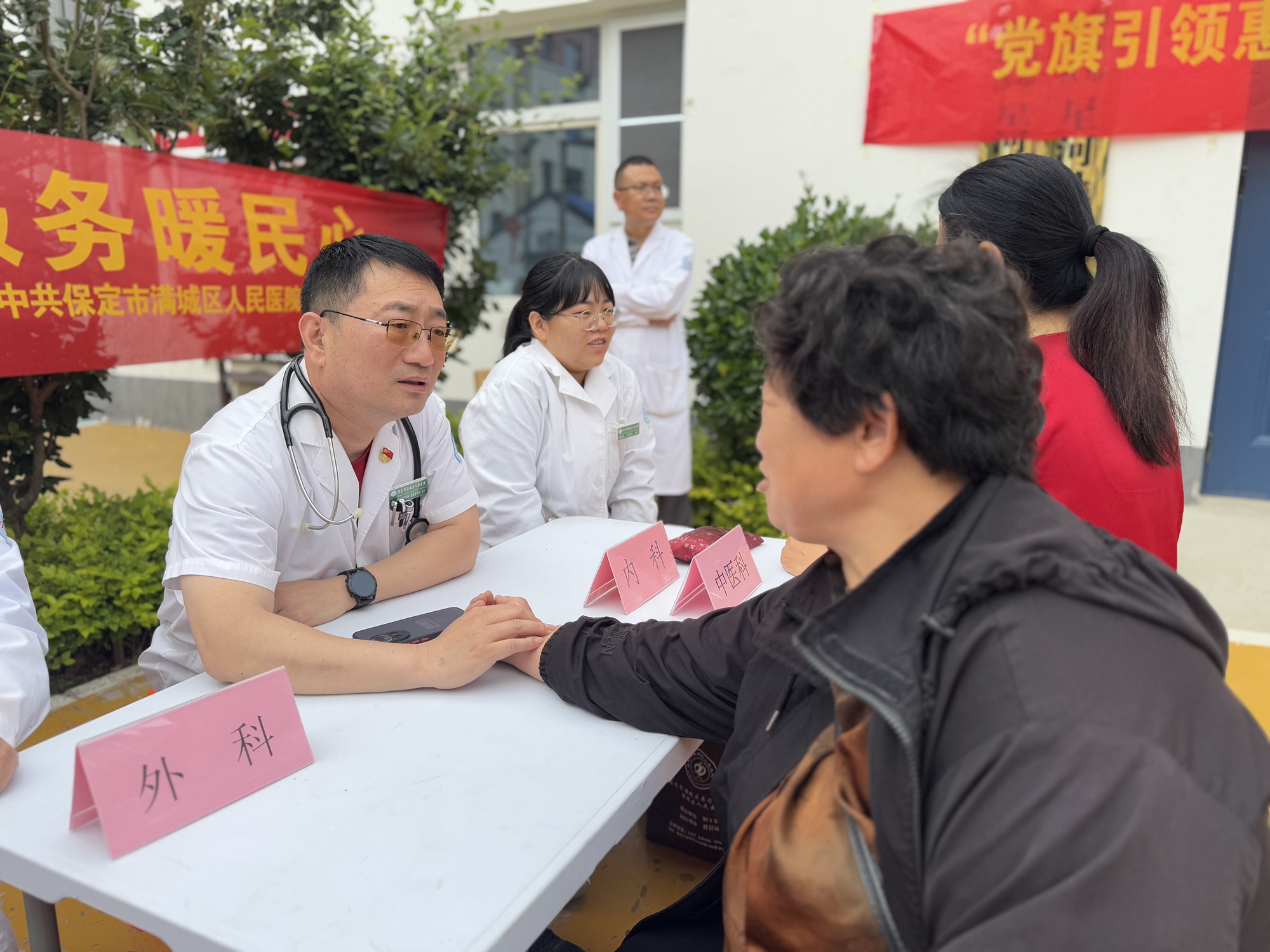保定市滿城區：黨旗引領惠民生 健康同行促發展_fororder_義診現場 攝影 趙凡舒