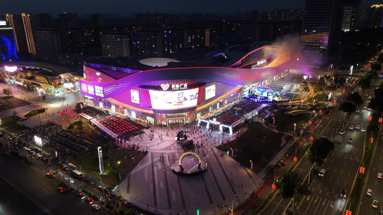 保定市蓮池區：激活夜經濟 引爆消費新活力_fororder_圖片四：愛情廣場沉浸于啤酒節的沸騰與火熱氛圍之中。（劉宗澤攝）