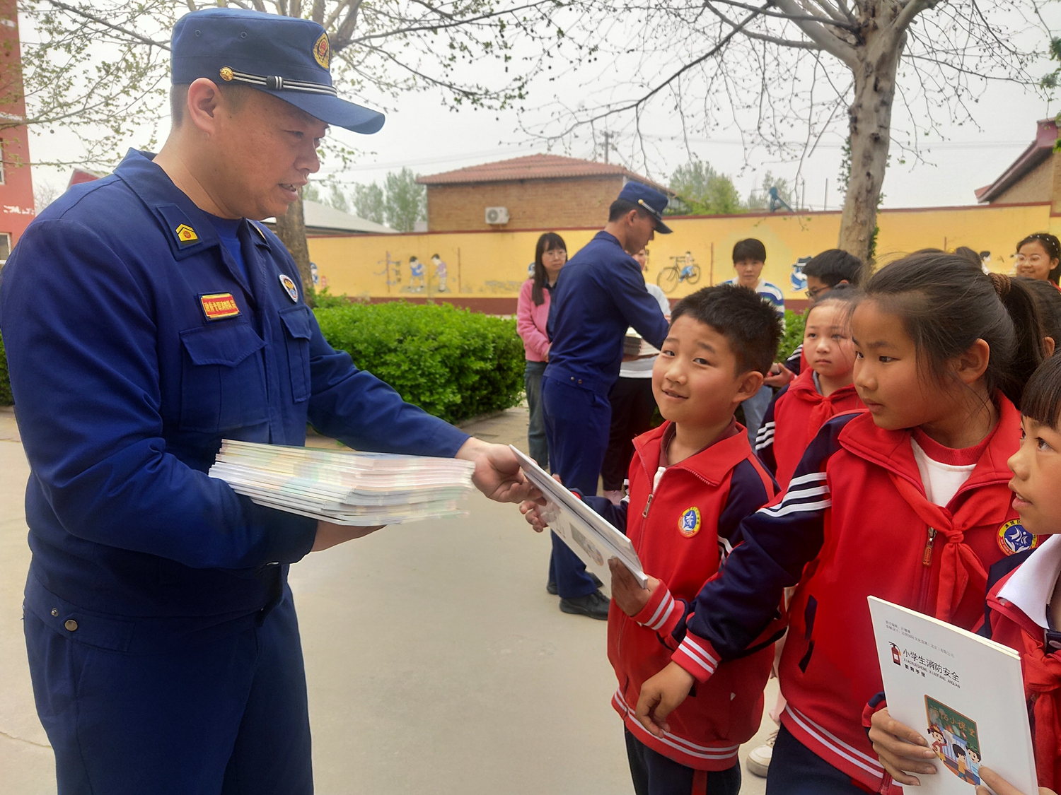 保定市滿城區：消防進校園，共築“防火牆”_fororder_消防隊員向學生們發放宣傳手冊 攝影 楊建朋