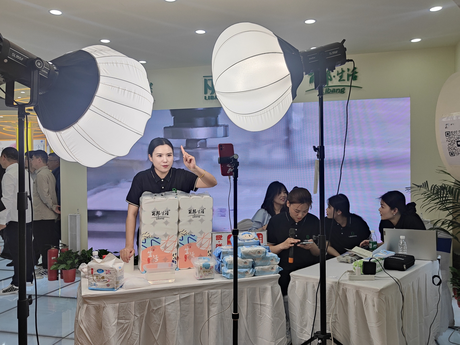 保定市滿城區：AI賦能電商直播 提升行業新生態_fororder_展覽會現場線上直播銷售 攝影 黃夢娟