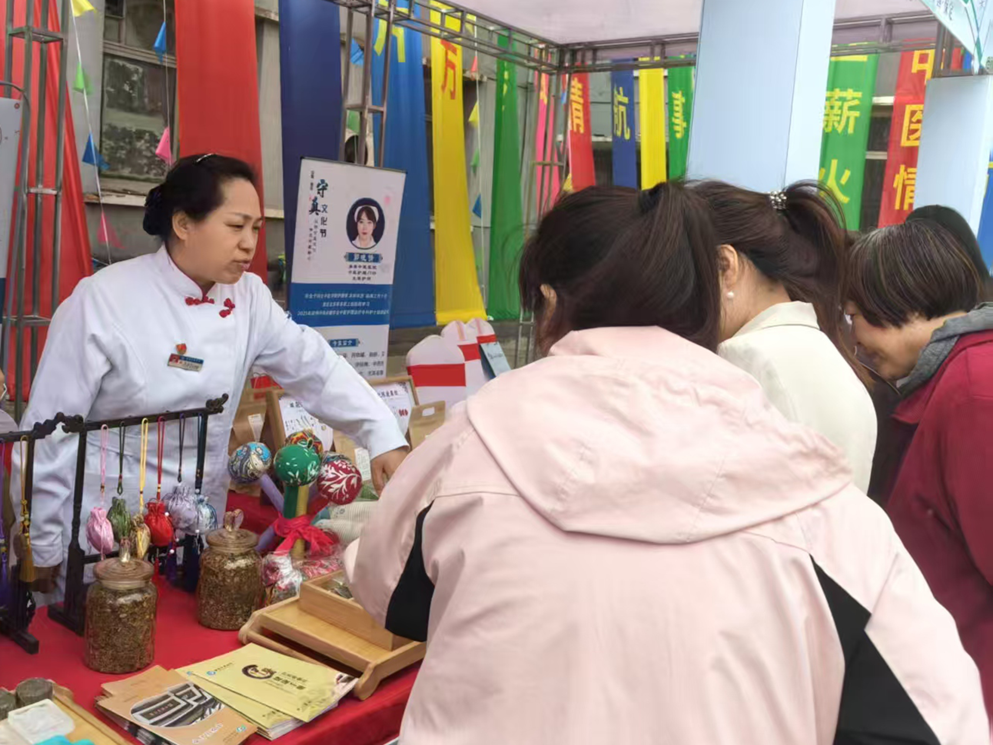 河北唐縣：中醫藥文化節義診活動惠民生_fororder_工作人員為群眾介紹文創産品
