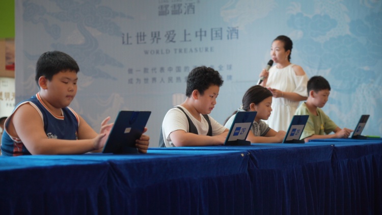 河北遷安舉辦“品詩詞之美 揚文化之光”詩詞大賽_fororder_參加“品詩詞之美 揚文化之光”詩詞大賽的選手認真答題。攝影 郭強.JPG