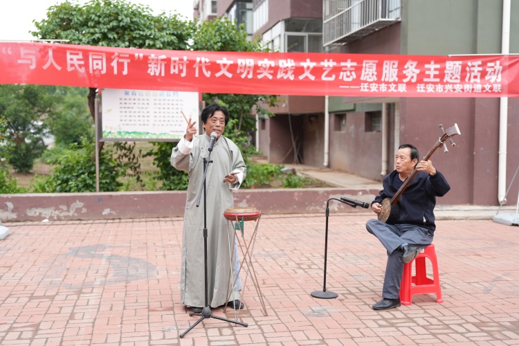 河北遷安：文藝志願服務進社區暖民心_fororder_5月23日，京東大鼓《讓座兒》在遷安市常青社區上演。張澤慧攝.JPG