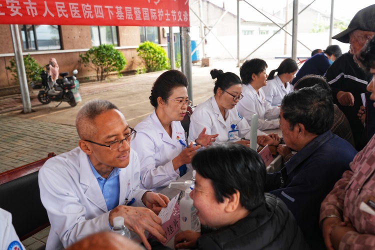 河北省遷安市組織開展紀念國際護士節系列活動_fororder_5月8日上午，遷安市人民醫院組織開展大型健康義診活動。張澤慧攝