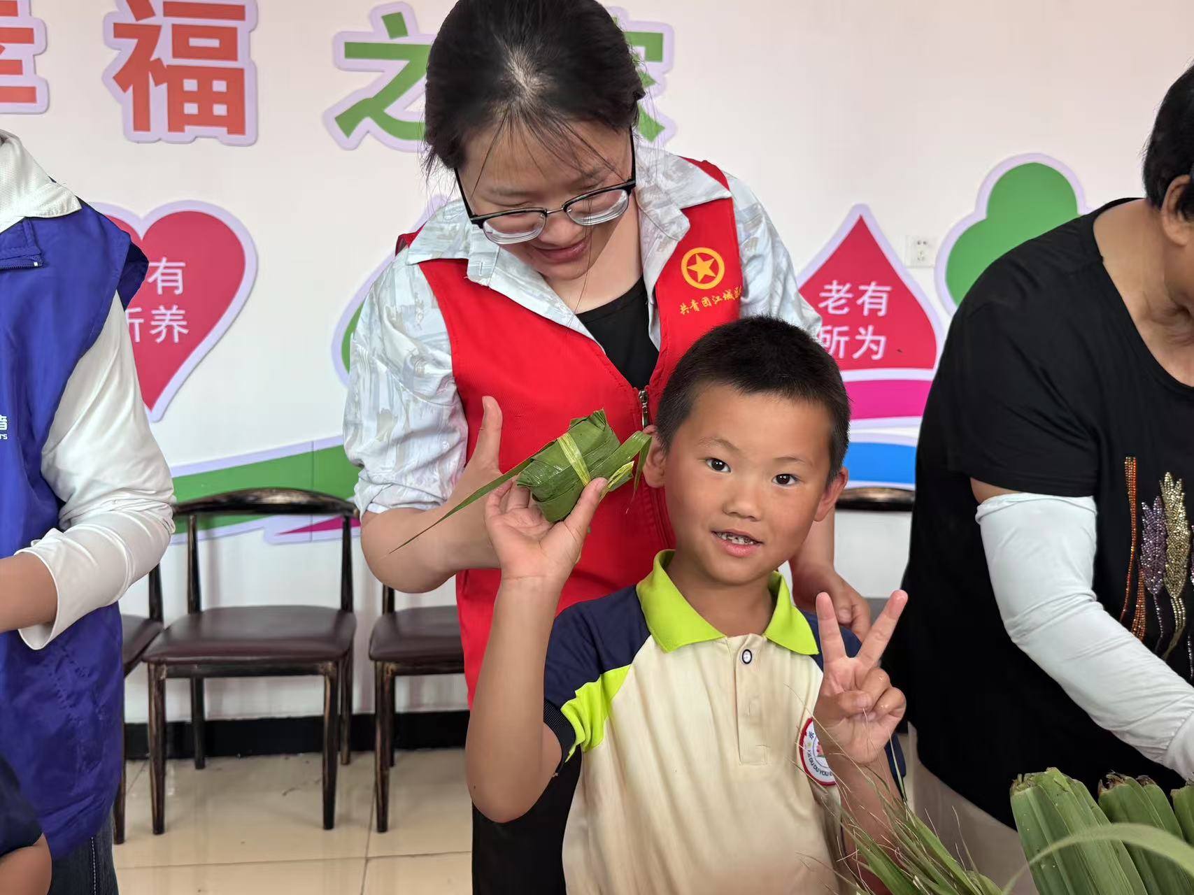 保定市滿城區：滿城粽香伴童趣 志願暖心慶雙節_fororder_小朋友與自己親手包好的粽子合影留念 攝影 曹雨