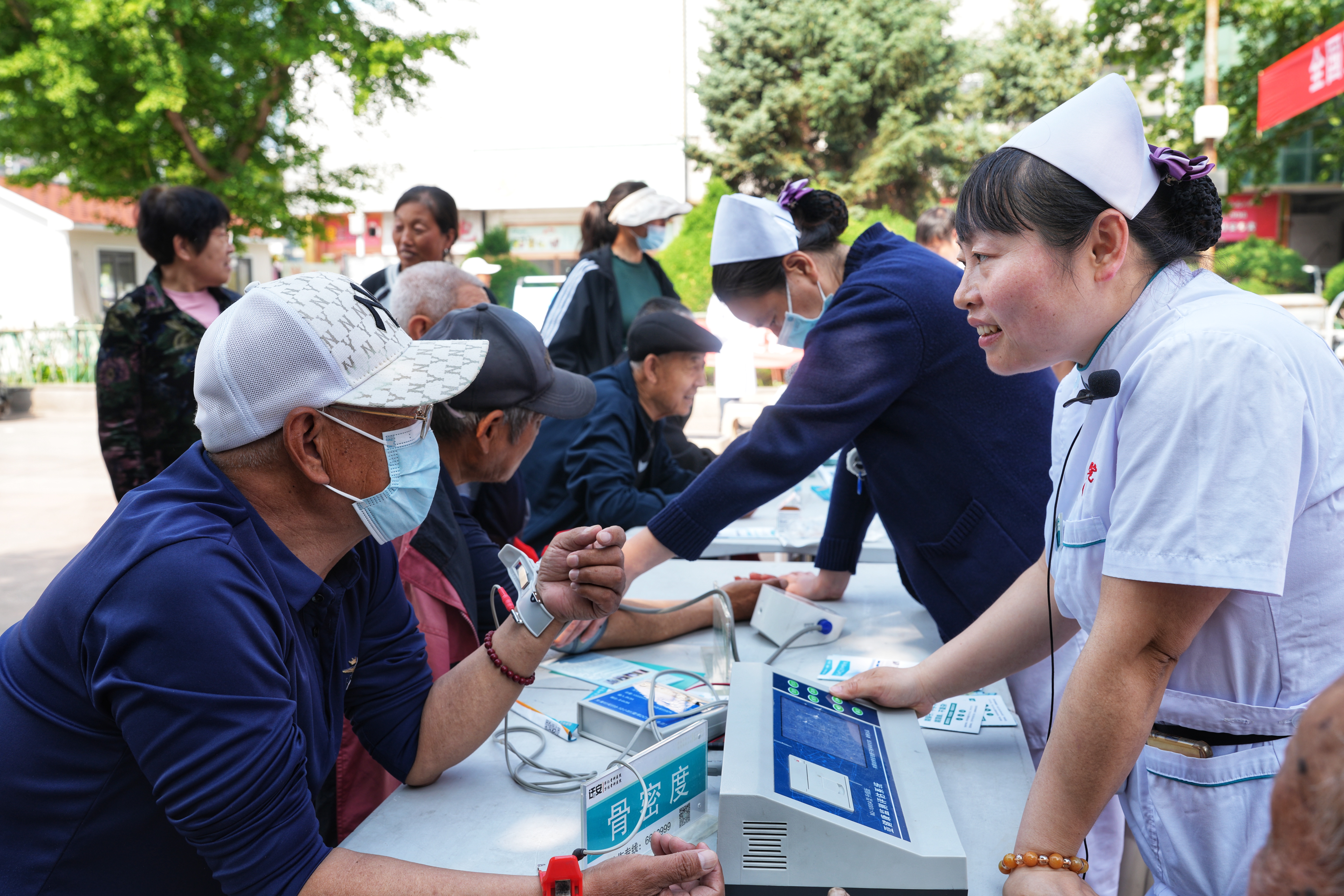 河北遷安：全國助殘日 愛心暖人間_fororder_5月15日，遷安市在文化廣場組織健康義診活動。張澤慧攝。