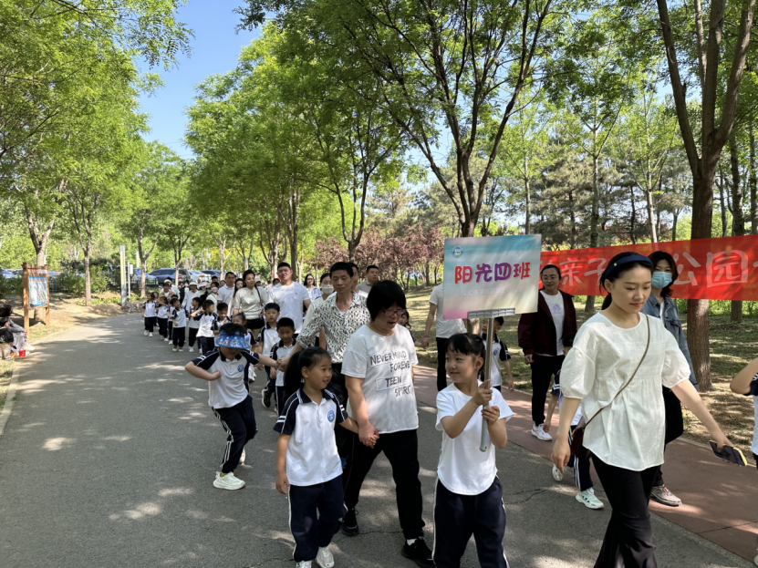 保定市滿城區：親子共逐綠徑 成長浸潤自然_fororder_滿城區第三幼兒園舉行親子戶外體育競技活動 攝影 梁月