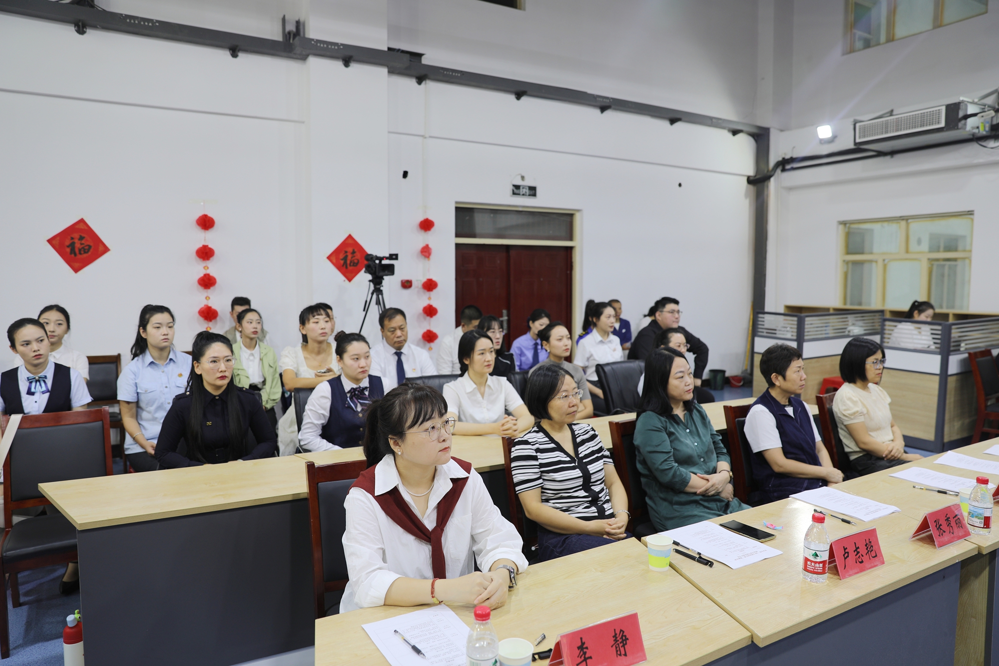 圖片默認標題_fororder_現場評委與參賽選手 攝影 劉凡
